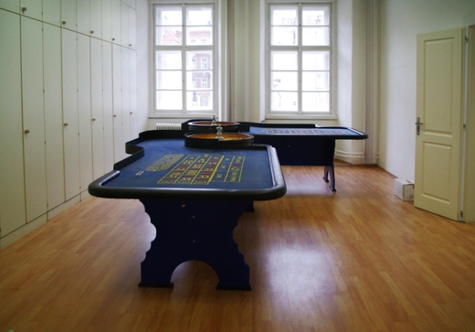 Stoly na ruletu a black jack