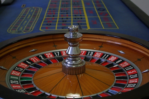 Stoly na ruletu a black jack